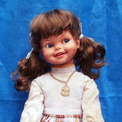 Boneca Antiga Gui Gui Estrela Anos 80 Cabelos Castanhos saia Xadrez