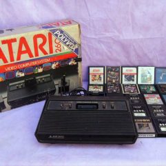 Videogame Atari na Caixa original com 19 jogos Polyvox