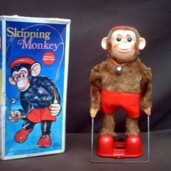 Macaquinho Antigo Skipping Monkey dos anos 70 na caixa