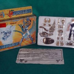 Boneco Cavaleiros do Zodíaco Cygnus Cloth Bandai na caixa