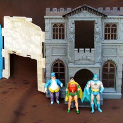 Mansão Wayne Estrela Anos 80 com Bonecos Batman, Robin e Pinguim