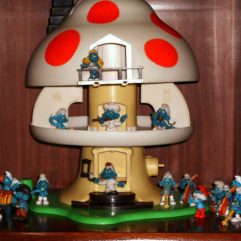 Lote com 23 Smurfs Antigos da Hering e casa Cogumelo anos 80