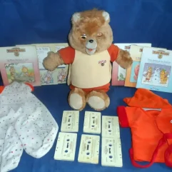 Raro Urso Teddy Ruxpin Com Fitas Livros E Roupas Com Defeito