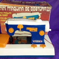 Antiga Maquininha De Costura Estrela Na Caixa Com Defeito