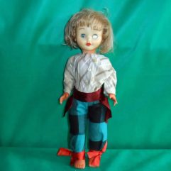 Boneca Antiga Com Defeito E Roupa Típica Usada 42cm Altura