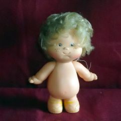 Boneca Antiga De Vinil Com Sardas Na Bochechas Para Reparo