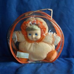 Boneca Antiga Laranja De Pano Com Bolsa Escrito Gemini