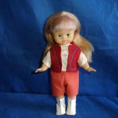 Boneca Antiga Loira Colete E Bermuda Vermelha Blusa Branca