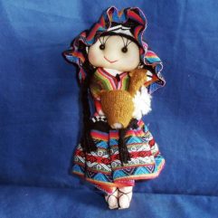 Boneca Artesanal De Pano Com Roupa Típica Com 17cm De Altura