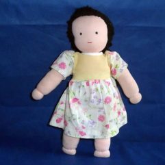 Boneca Artesanal De Pano Com Vestido Florido E Cabelos De Lã