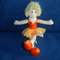 Boneca De Pano Bailarina Usada Com 33cm Altura Roupa Laranja