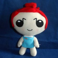 Boneca De Pelúcia Com Cabelo Vermelho E Vestido Azul