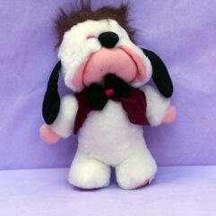 Cachorrinho De Pelúcia Parece Ser Droopy Do Desenho Animado