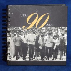 Livro Com Folhas Pautadas E Fotos Ufrj 90 Anos 1920 A 2010