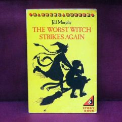 Livro The Worst Witch Strickes Again De Jill Murphy De 1980