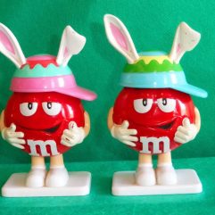 Lote 2 Bonecos M&m Coelhos Vermelhos Mars Tm 10cm De Altura