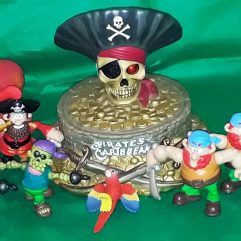 Lote Caveira Cofrinho Piratas Do Caribe E Bonecos Usados