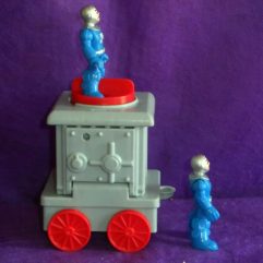 Lote Com 2 Bonecos Imaginext 7cm E Carroça 12cm Usados