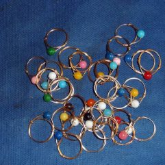 Lote Com 30 Anéis De Brinquedos Antigos Dos Anos 80