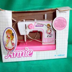 Maquina De Costura De Brinquedo Usada Da Milmar Na Caixa