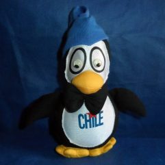 Pinguim De Pelúcia Usado Com Gorro Azul Do Chile 20cm Altura
