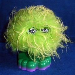 Raro Monstrinho De Pelúcia Fuzz Luvz Da Toy Quest C/defeito