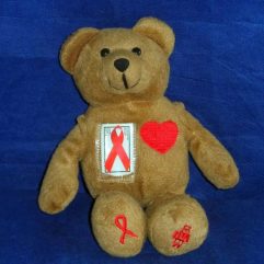 Urso Pelúcia Promocional De Combate A Aids Selo No Peito